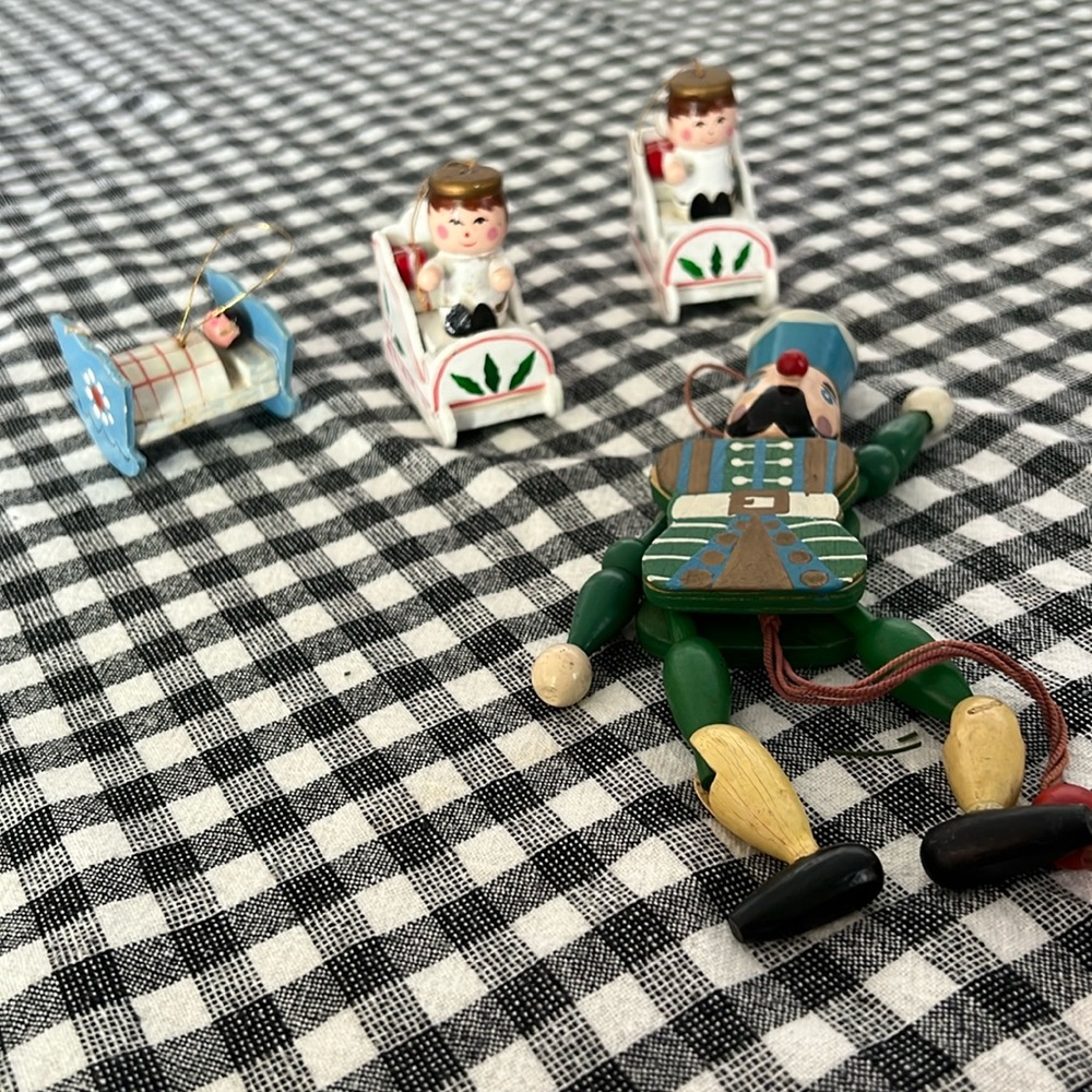 4 wooden ornaments